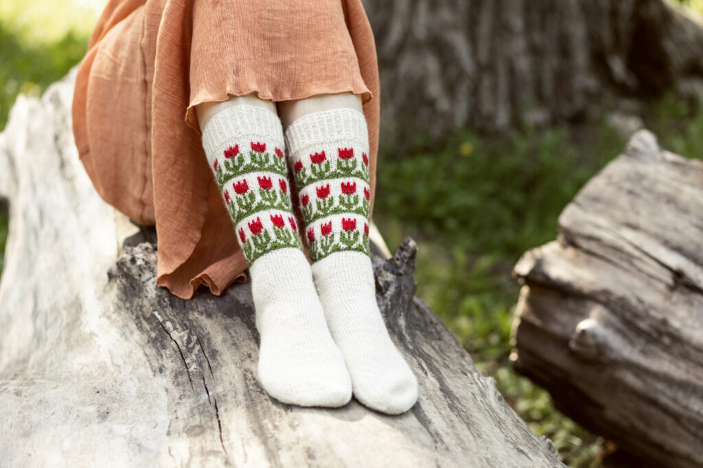 Tulppaanipelloilla-sukat Elizaveta Klimenko